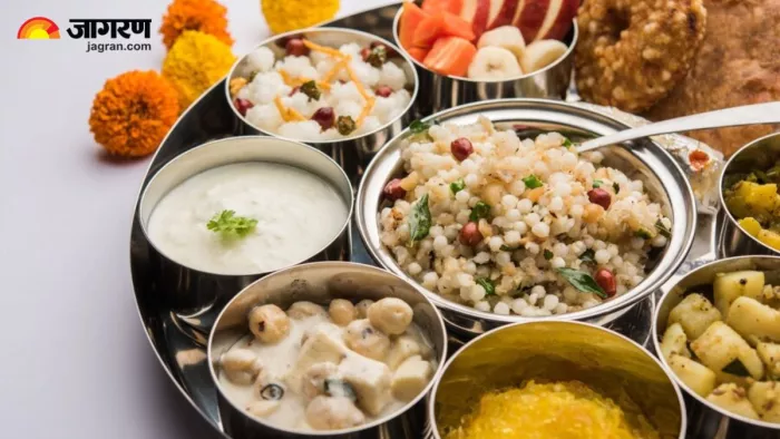 Navratri Diet Tips: नवरात्र के दिनों में ओवर ईटिंग से बचने के लिए अपनाएं ये तरीके (Image Source: Freepik)