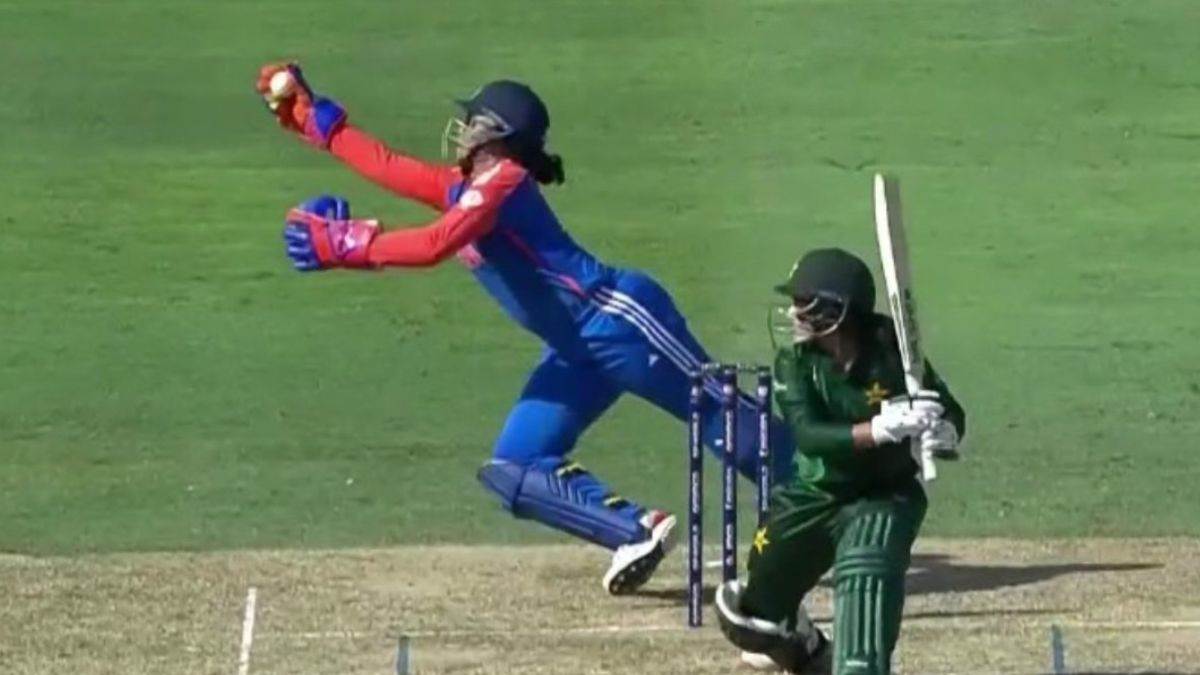 richa ghosh takes a spectacular catch to dismiss fatima sana