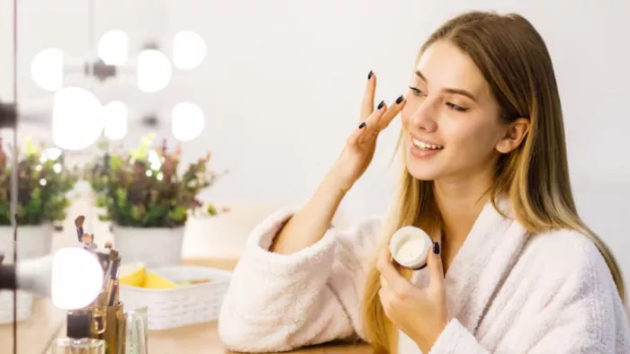 ऑयली स्किन के लिए अपनाएं ये खास Skincare Routine (Picture Courtesy: Freepik)