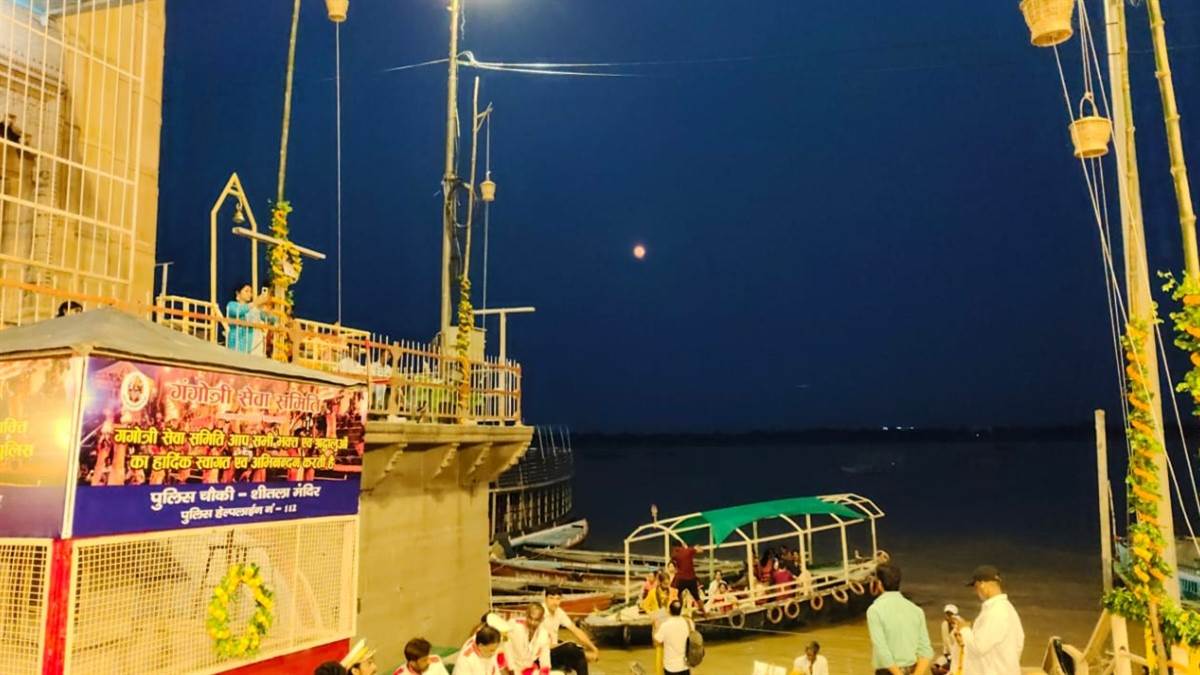 varanasi akashdeep tribute to martyrs at dashashwamedh ghat