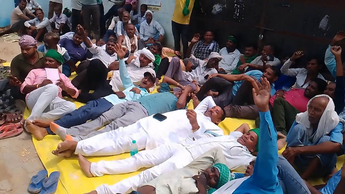 prayagraj news secretary notice for fertilizer irregularities and farmers protest