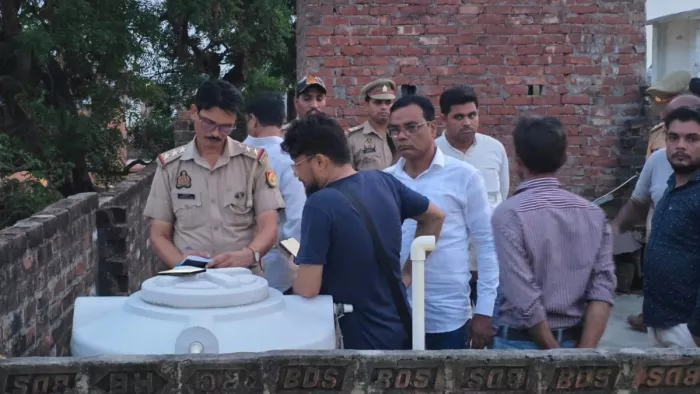 लूट की घटना के बाद मौके पर पड़ताल करती पुलिस।