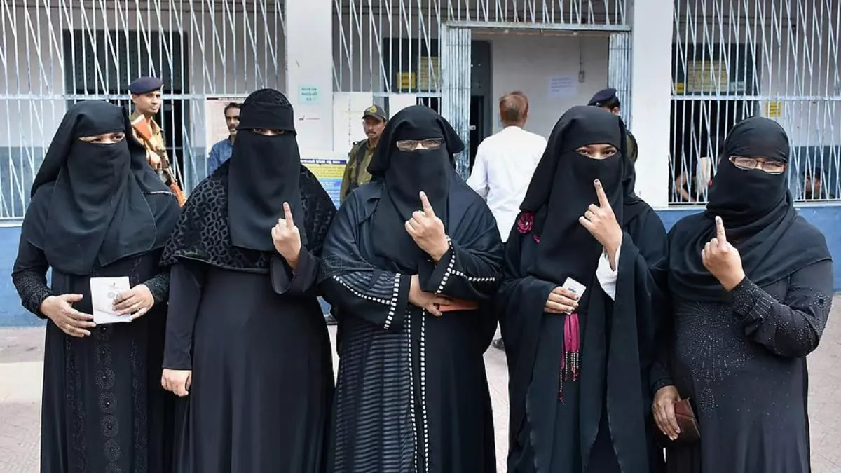 https://www.jagranimages.com/images/newimg/06102025/06_10_2025-burqa_check_bihar_election_24072696.jpg
