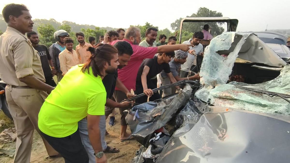 accident in muzaffarnagar two members of family travelling in car from delhi to bijnor died husband wife injured