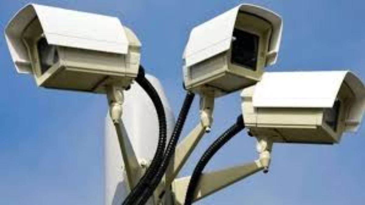 kanpur news hotel owner pelted stones at doctors house over video recording