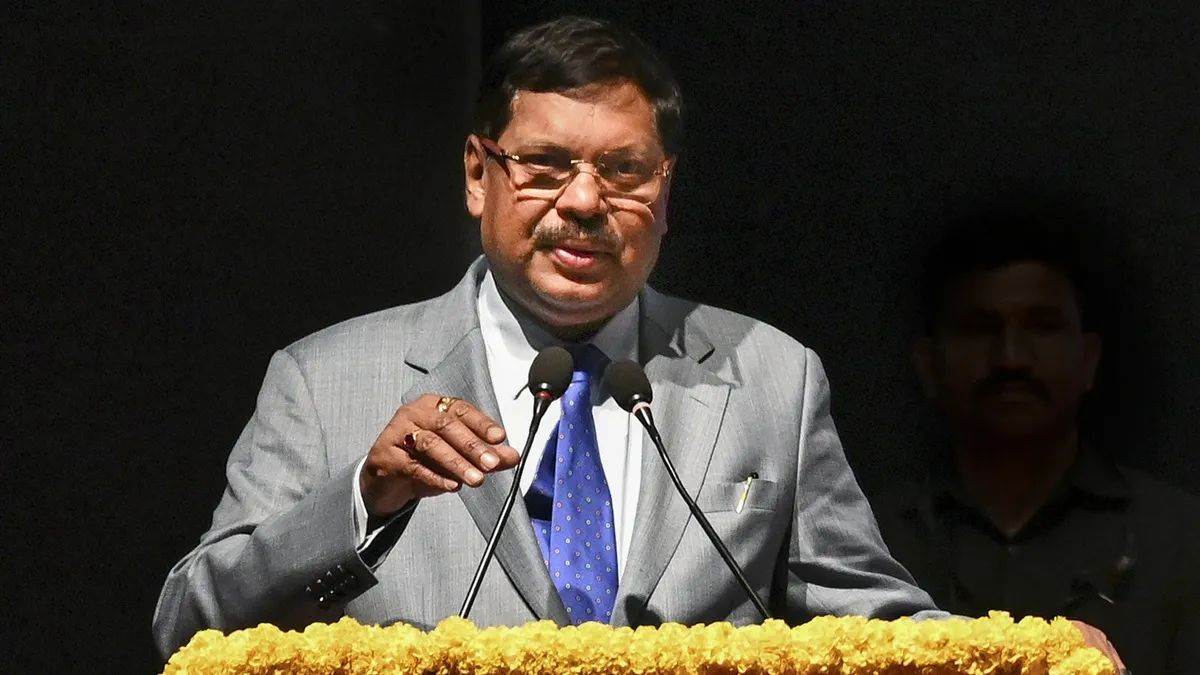supreme court advocate throws shoe at cji gavai bar council suspends lawyer