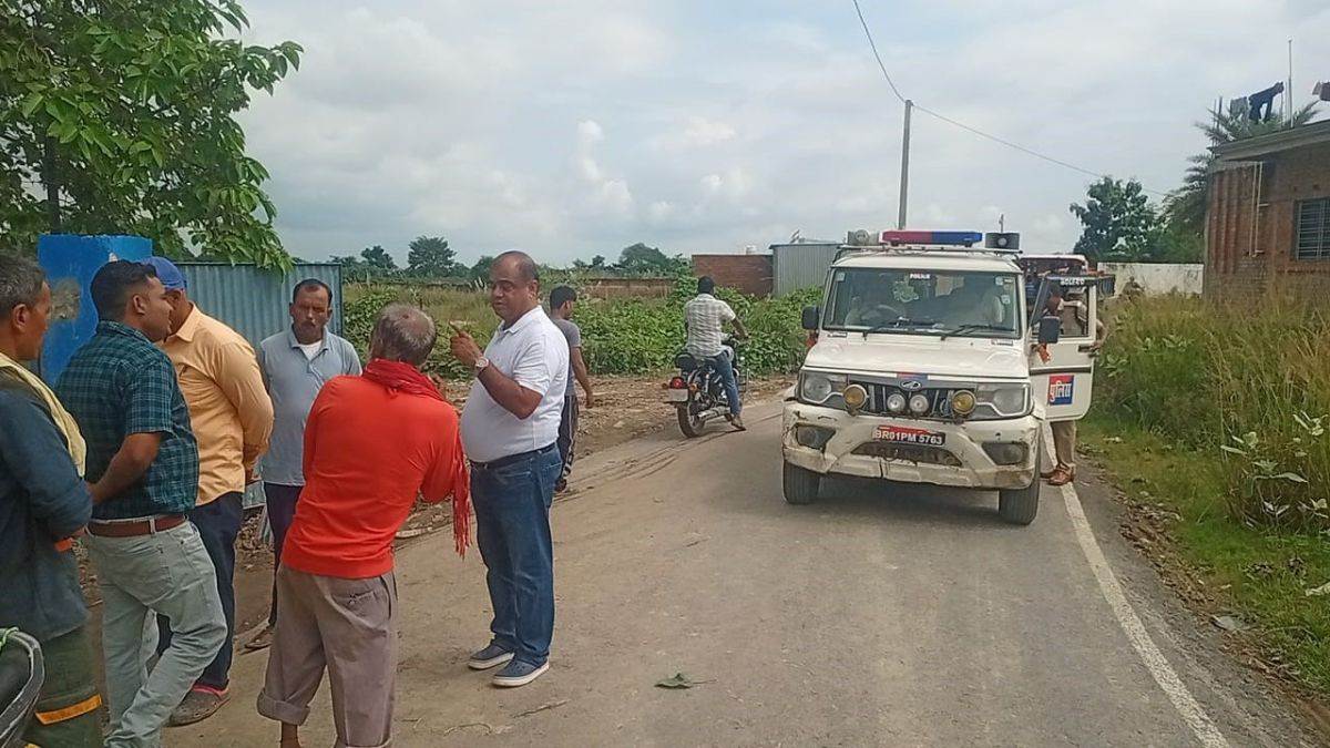 4 lakh 50 thousand looted from gas agency and warehouse at gunpoint in darbhanga