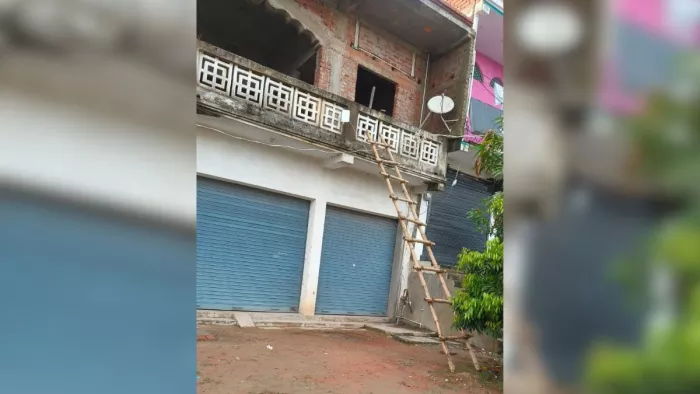 आभूषण दुकान से लूट, व्यवसायी सहित दो को बनाया बंधक। फोटो जागरण