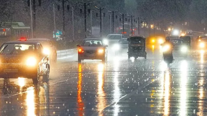 Delhi-NCR में आधी रात को हुई भारी बारिश और तेज हवाएं