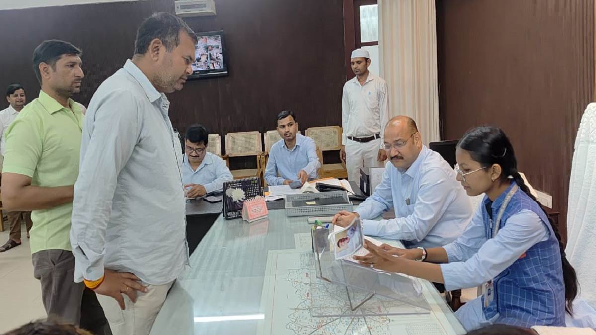 meerut news student dm for a day vaishnavi becomes dm for a day solves parking issue in meerut