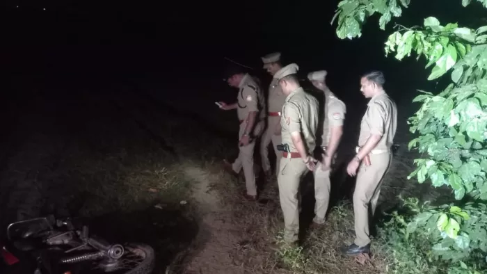 गाजियाबाद में मुठभेड़ के बाद पकड़े गए वाहन चोर गिरोह के सदस्य।