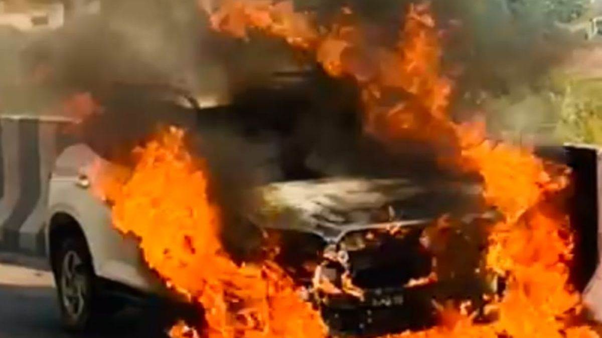 ncr faridabad news car fire on delhi mumbai expressway family safe