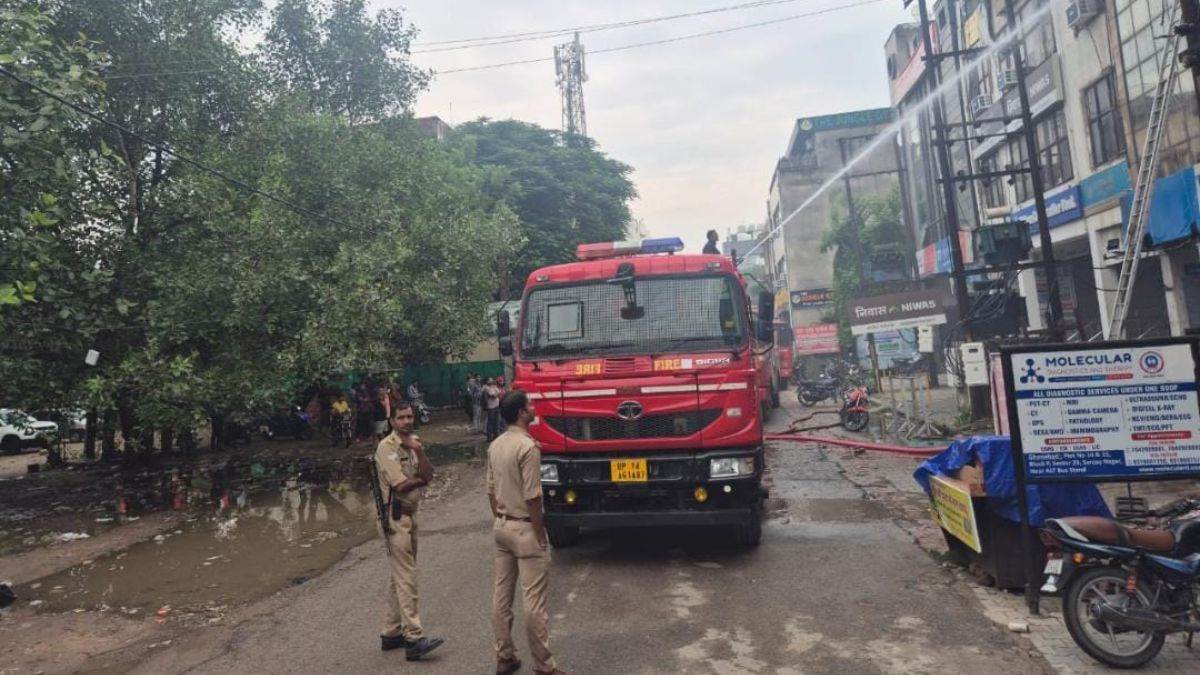 ncr ghaziabad news fire at vishal mega mart store in sanjaynagar and goods worth lakhs destroyed