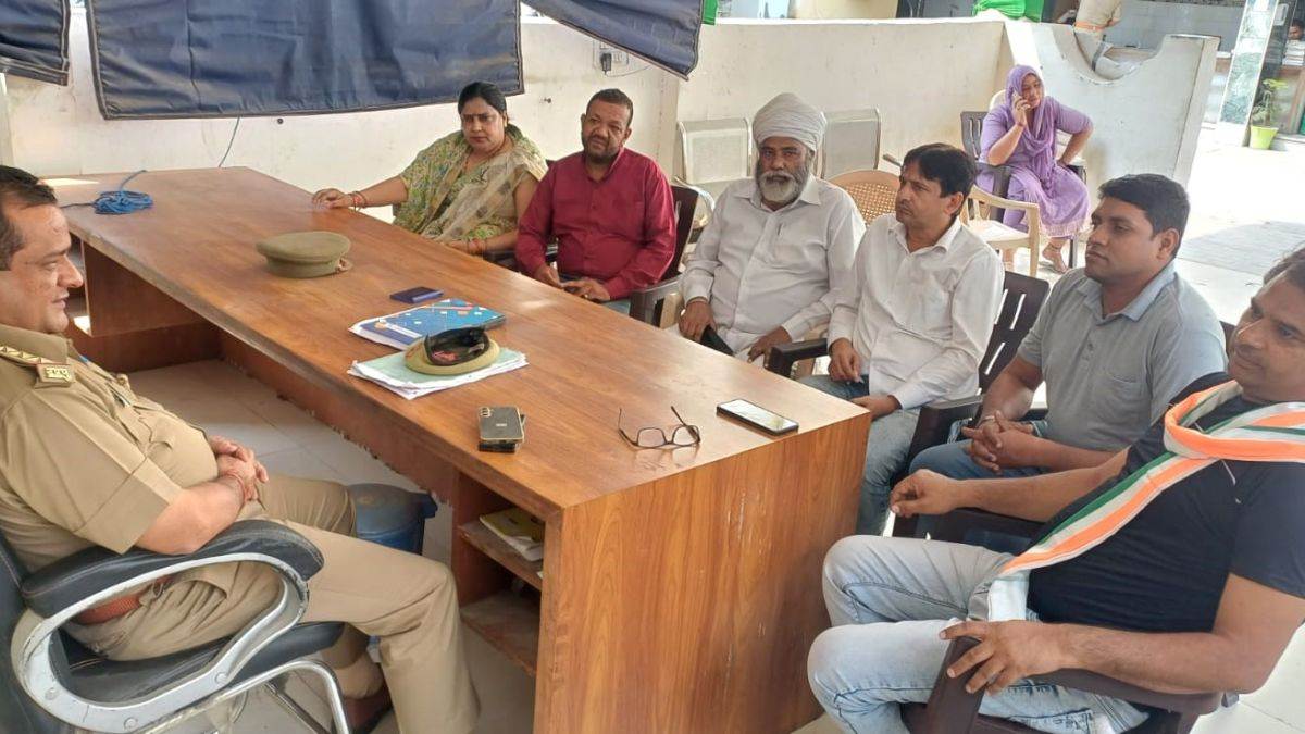 hapur city news police raid congress leaders house and black flags seized