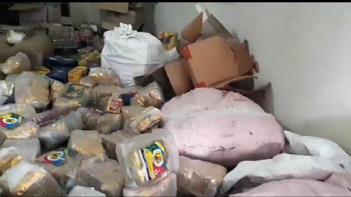 pratapgarh illegal firecrackers gunpowder worth rs 47 lakh seized 4 arrested