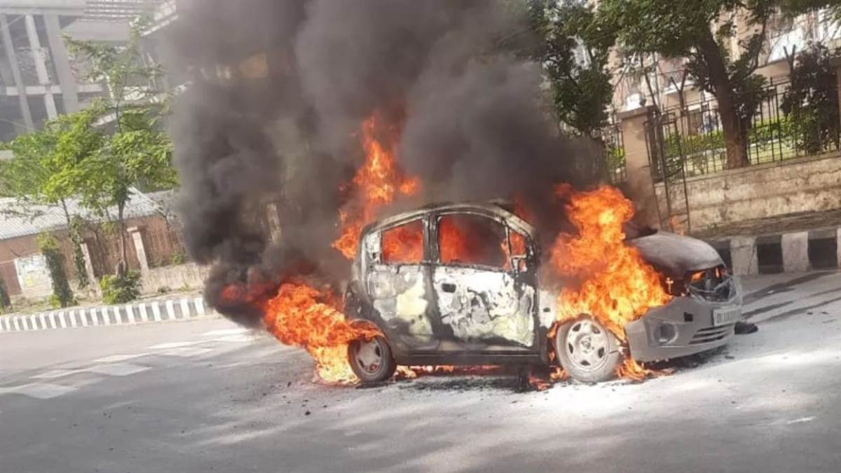 jalaun car catches fire while refilling with lpg two injured