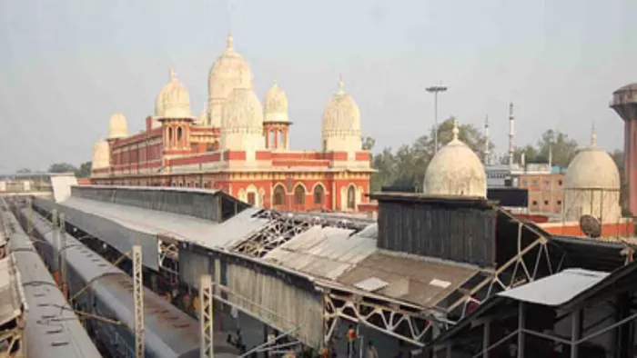 बिना टिकट के यात्रा करने वालों पर जुर्माना।