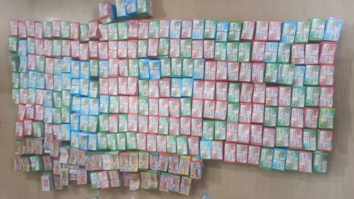 स्कर दिखा रहे करोड़पति बनने का सपना, नकली लाटरी टिकट खरीद रहे लोग। फोटो जागरण