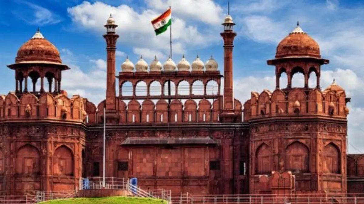 ncr red fort turning black pollution threatens delhis historical monument