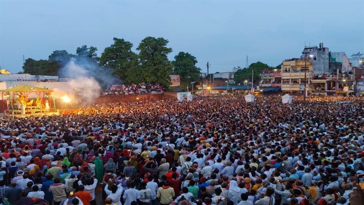 ramnagar ramleela massive crowds at dawn aarti in varanasi
