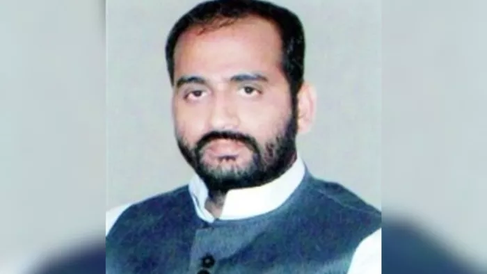 भारी पड़ गया पूर्व विधायक को चप्पल दिखाना।