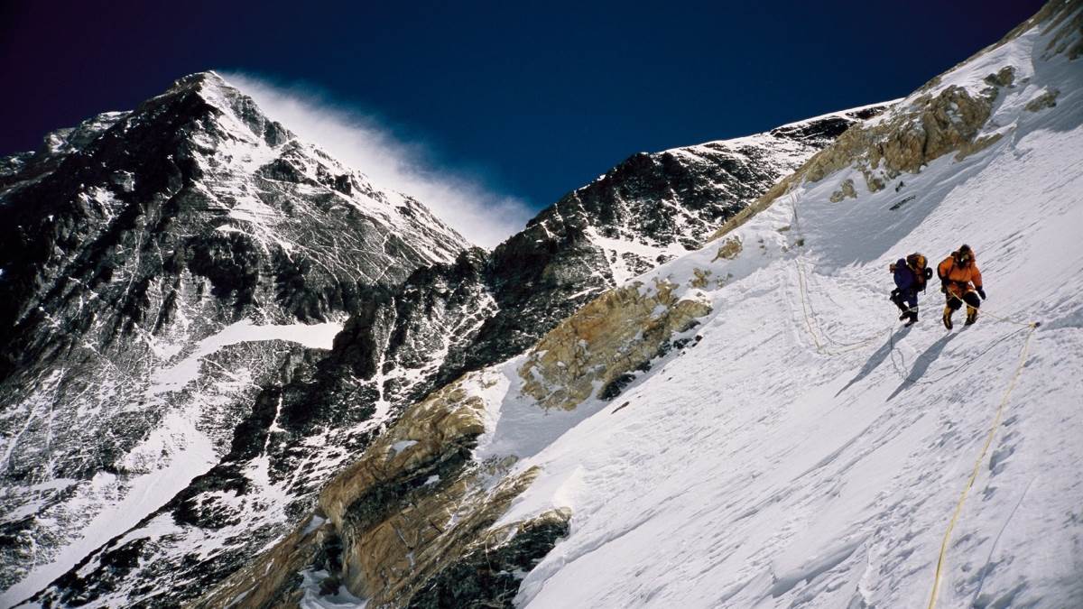 mount everest 137 climbers rescued from tibet blizzard one dead