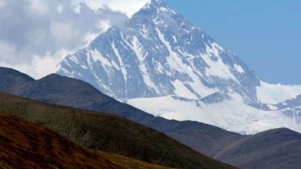 mount everest trekkers rescued after blizzard in tibet