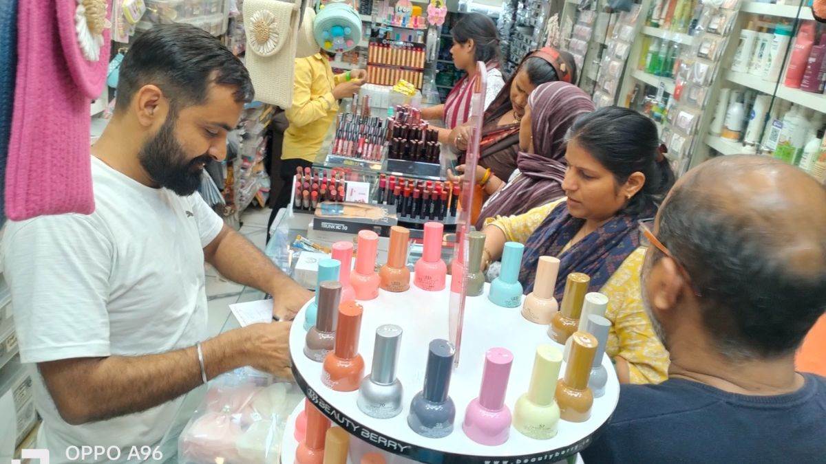 ncr palwal market buzzing with karwa chauth shopping