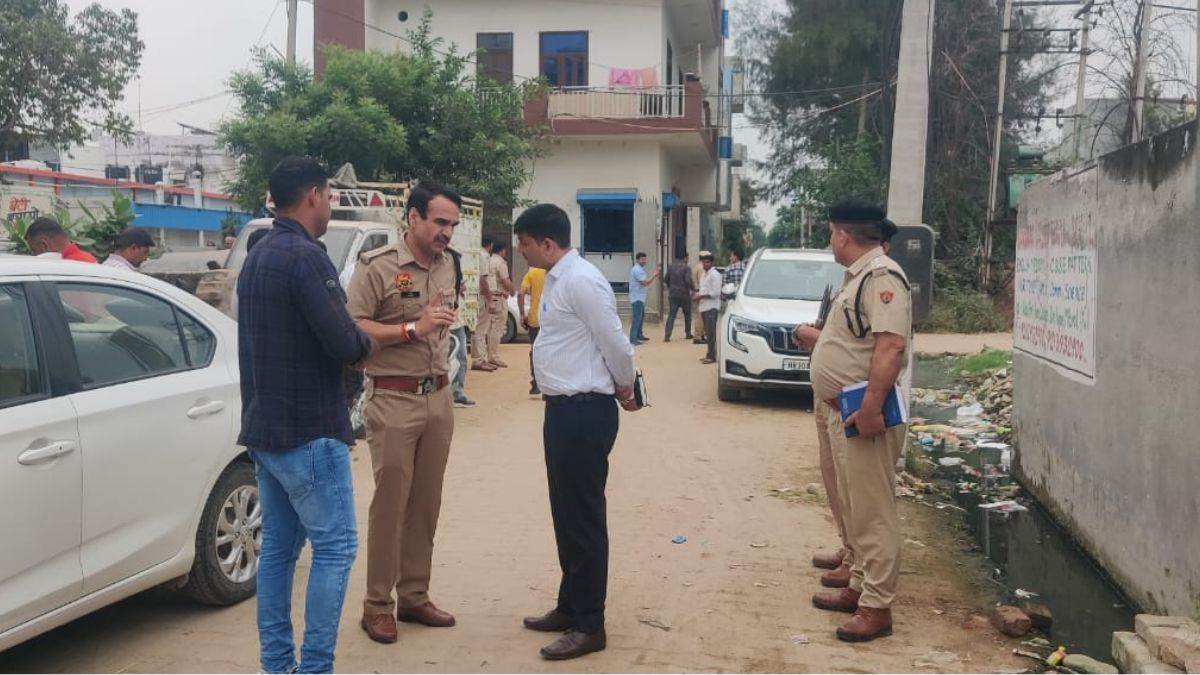 ncr palwal robbery masked men loot vhp leaders house and steal 55 lakh