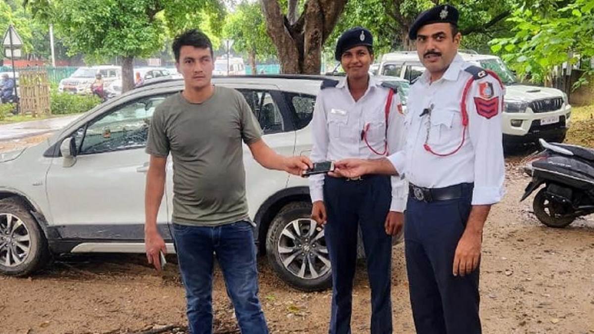 one call from the head constable of chandigarh traffic police and the mobile phone owner became happy