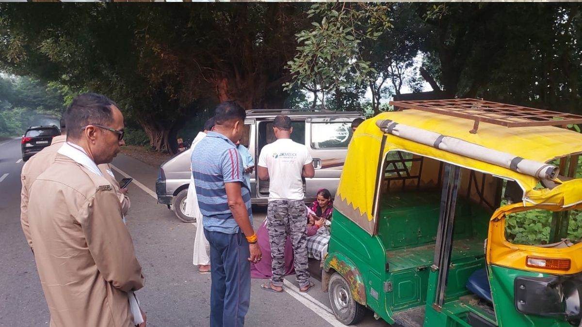 pilibhit auto accident with wood laden trolley injures eight