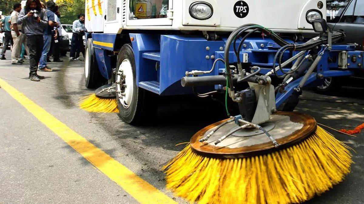 ncr new delhi city mechanical road sweeping to clean smaller roads reduce pollution