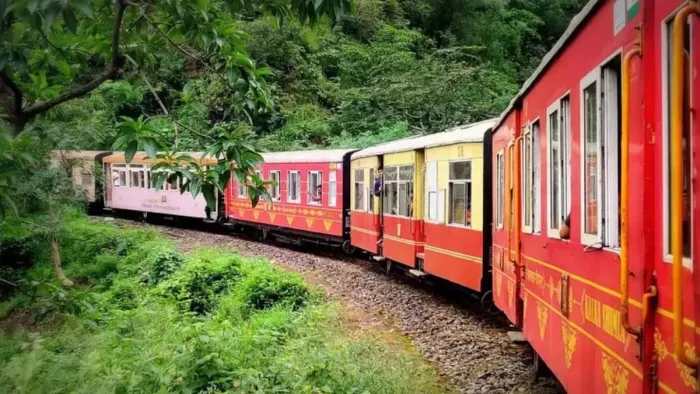 शिमला में हेरिटेज ट्रैक पर गुजरती रेलगाड़ी। जागरण आर्काइव