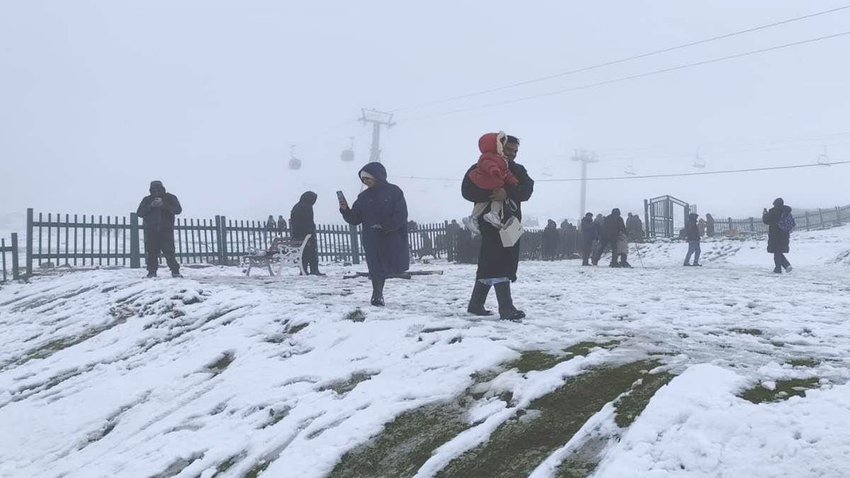 kashmir gulmarg sees first snowfall tourist delighted
