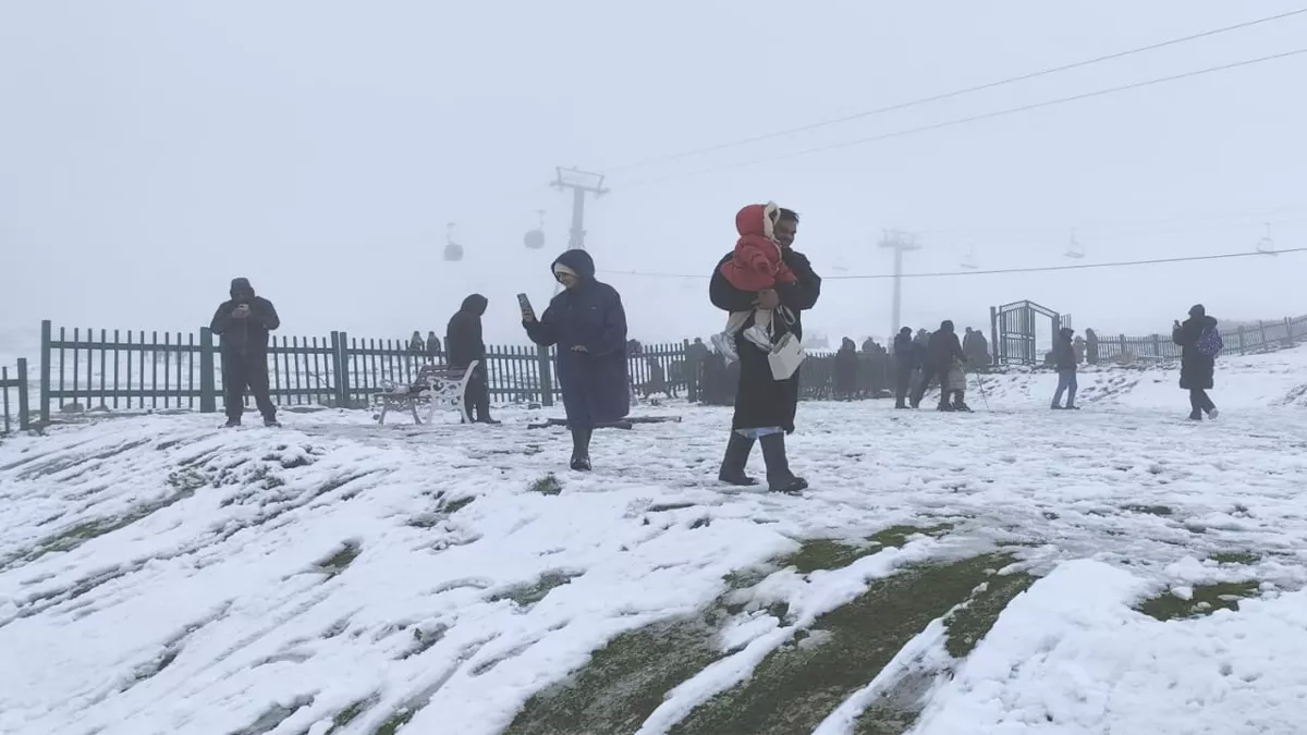 https://www.jagranimages.com/images/newimg/06102025/06_10_2025-snowfall_in_gulmarg_24072156_145715758.jpg