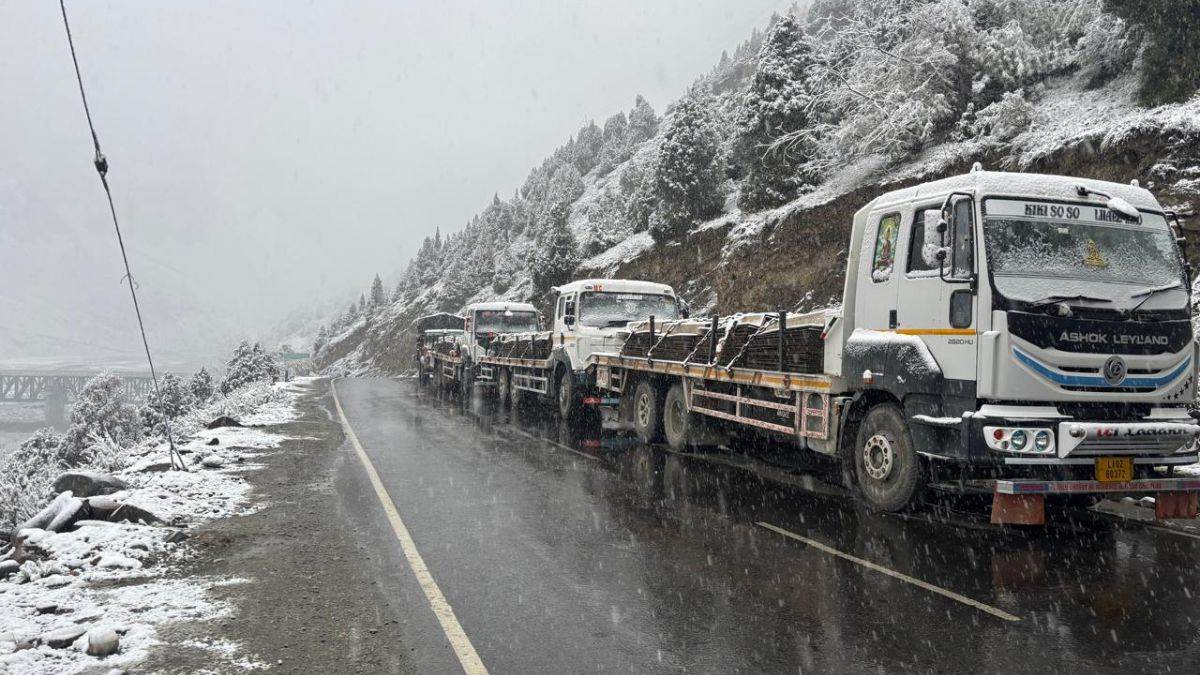 heavy snowfall in himachal pradesh rohtang baralacha pass blocked leh highway impacted