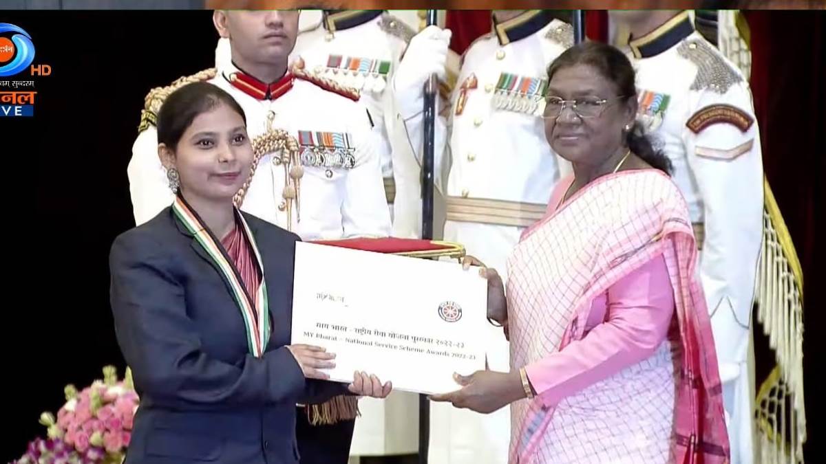 patna womens college student soumya prakash honoured with my bharat nss award