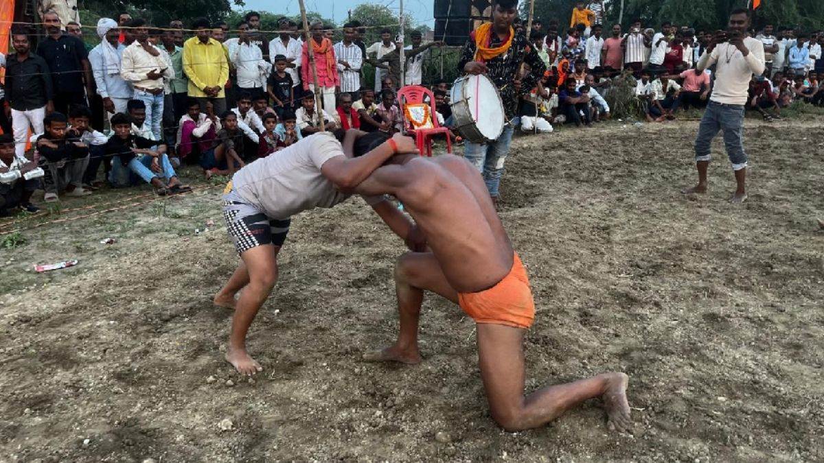 fatehpur news up kesari wins akhara wrestling match in ekari village