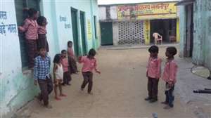 रजिस्टर पर उपस्थित, स्कूल से गुरुजी नदारद