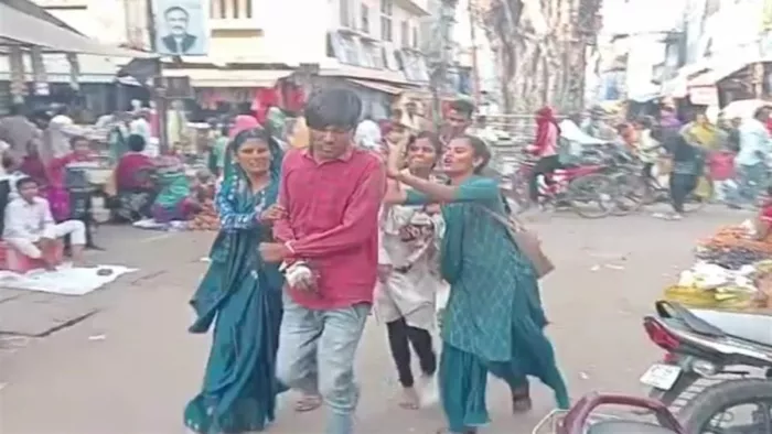 युवक को चप्पल से मारते हुए मां-बेटियों का वीडियो हुआ वायरल