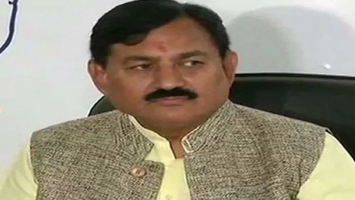 पिता को टिकट नहीं मिलने पर बेटे ने भरत सिंह सोलंकी पर फेंकी स्याही। (फाइल फोटो)