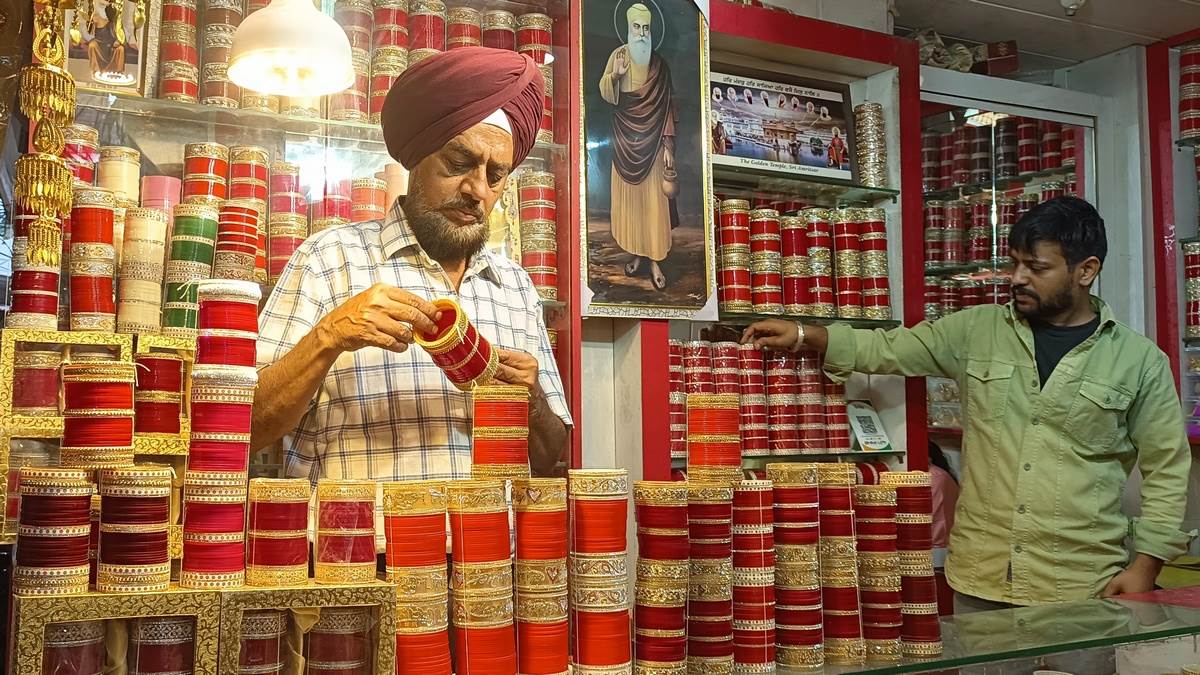 https://www.jagranimages.com/images/newimg/06112022/06_11_2022-chura_market_amritsar_23185954.jpg