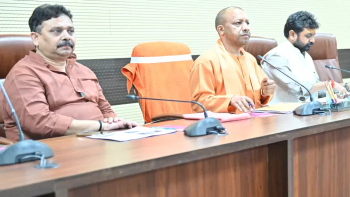 मुख्यमंत्री योगी आदित्यनाथ ने वाराणसी दौरे पर सर्किट हाउस सभागार में आला अधिकारियों के साथ बैठक किए।