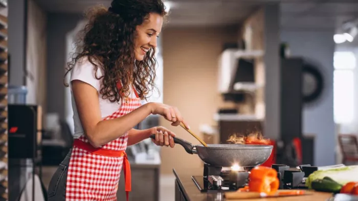Cooking Tips: खाना बनाते समय मसालों को सही क्रम में डालना चाहिए।