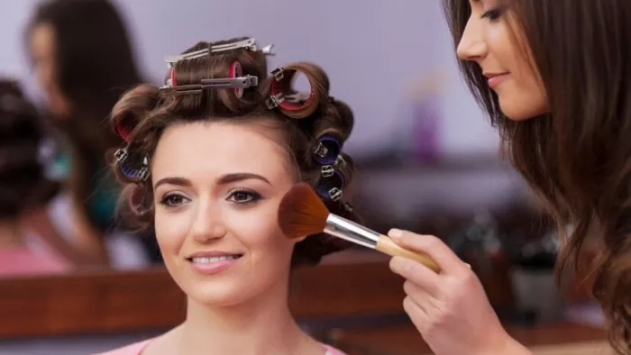 Makeup Tips: स्पंज को चेहरे पर थपथपा कर लगाएं