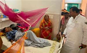 मीरजापुर मंडलीय अस्पताल के डेंगू वार्ड में निरीक्षण के दौरान मरीज से जानकारी लेते सदर विधायक रत्नाकर मिश्र।