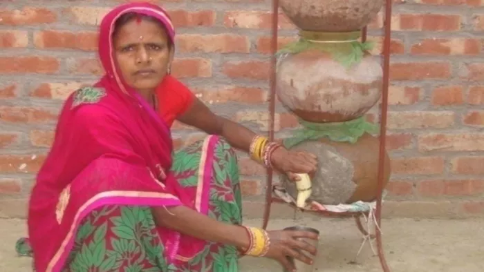 मटका फिल्टर में पानी डालतीं मधुबनी के जयनगर प्रखंड के बेतौना गांव। सौ : ग्रामीण
