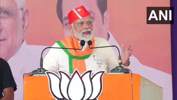 पीएम मोदी ने वलसाड में जनसभा को संबोधित किया