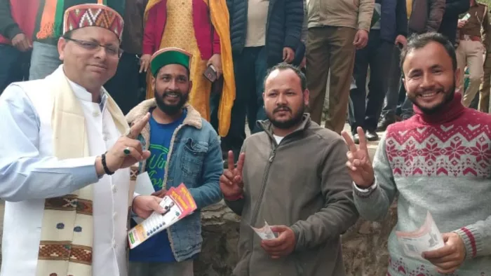 Himachal Election 2022: कुल्लू में भाजपा प्रत्याशी नरोत्तम ठाकुर के पक्ष में प्रचार करते उत्तराखंड के सीएम पुष्कर धामी। जागरण