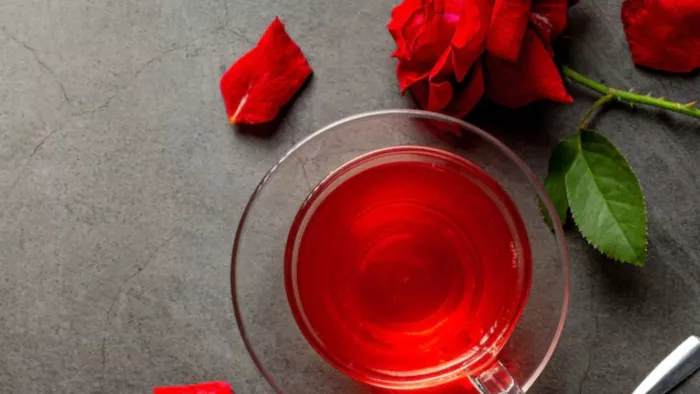 Benefits Of Rose Water: इसके इस्तेमाल से चेहरे पर पड़ने वाली झुर्रियां भी कम हो सकती है।